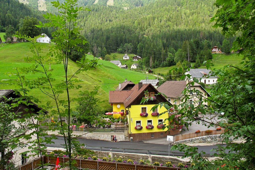 17 nach einer Einkehr beim Kirchenwirt geth es zurueck in unser Quartier.jpg